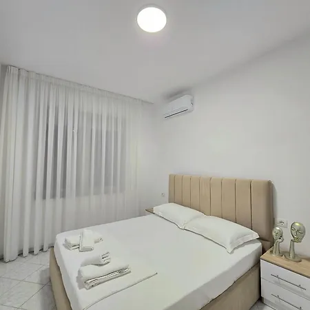 아파트 Rustic Center Vibes 티라나